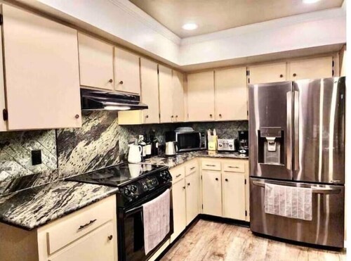 Tampa Vacation Home - 3BR 10 PPL - Pool