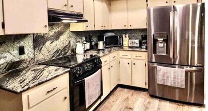 Tampa Vacation Home - 3BR 10 PPL - Pool