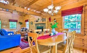 Dining - Relaxing Cozy 2 Bedroom Cabin in Lake Lure  (Lake Lure)