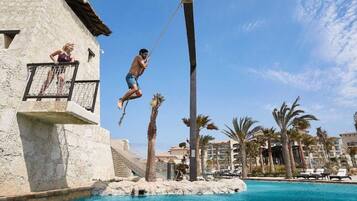 3 座室外游泳池