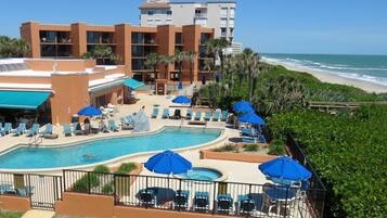 Alberca al aire libre y alberca climatizada