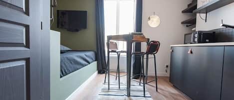 1 habitación, tabla de planchar con plancha y ropa de cama