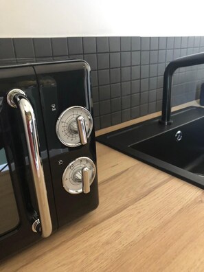 Een koelkast, een microgolfoven, een kookplaat