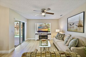 Smart TV, books - BEAUTIFUL Pool Home Near Beach FALL ๐ SPECIALS! โ๏ธ๐๏ธ๐ (Vero Beach)