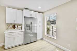 Interior - BEAUTIFUL Pool Home Near Beach FALL ๐ SPECIALS! โ๏ธ๐๏ธ๐ (Vero Beach)