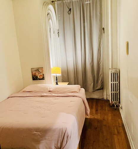 Sunny studio alcove apt w/Patio deck less than 2 blocks from subway