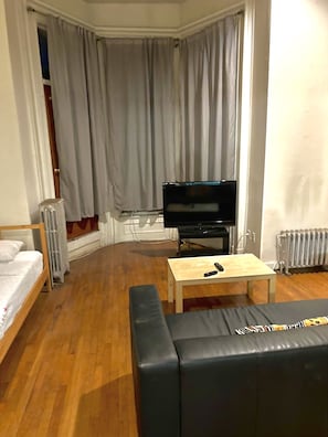 Living area - Sunny studio alcove apt w/Patio deck less than 2 blocks from subway (New York)