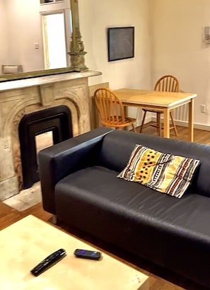 Living area - Sunny studio alcove apt w/Patio deck less than 2 blocks from subway (New York)
