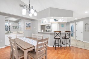Dining - Tranquil Luxury Condo near Anna Maria Island Beach, 2 heated pools, hot tubs,IMG (Bradenton)