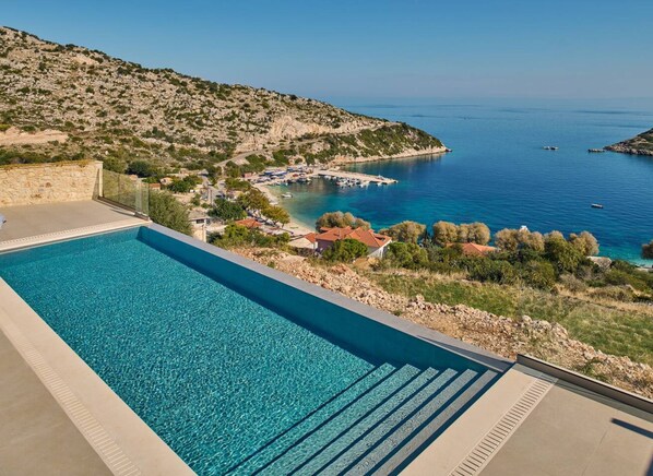 Hồ bơi ngoài trời