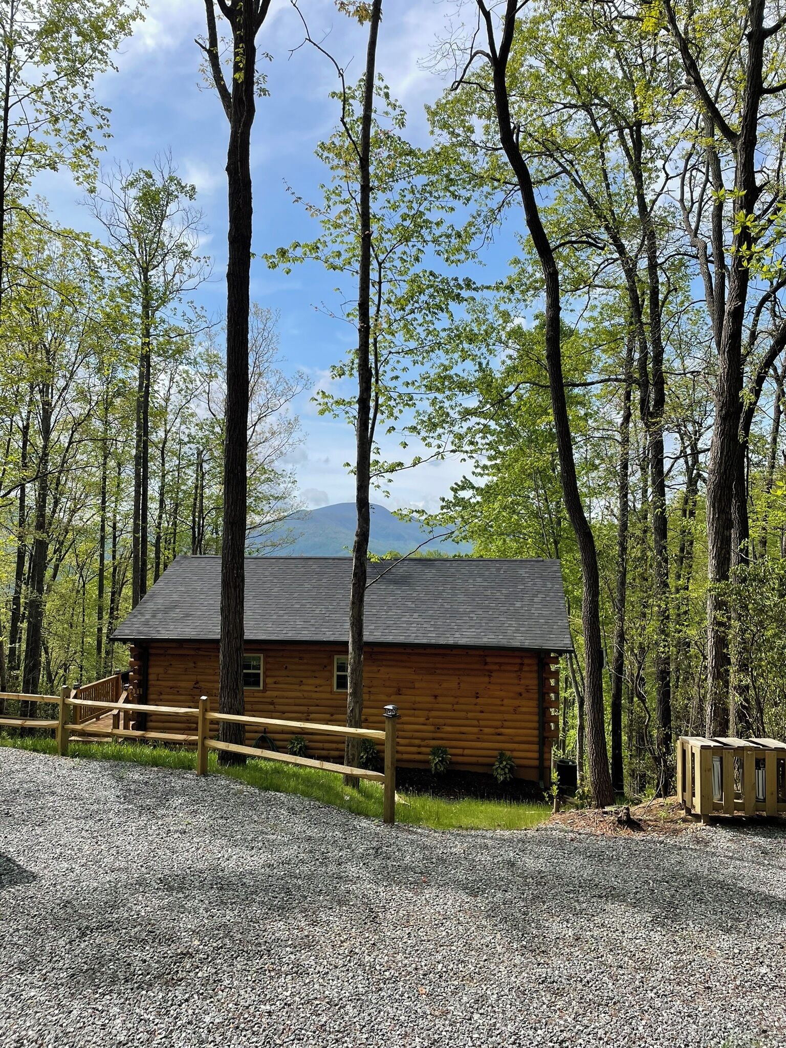 Cozy New Log Cabin private setting with Mountain Views all year round