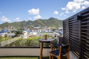 Outdoor dining - A102 - Cozy Apartment with Garden (Sint Maarten)
