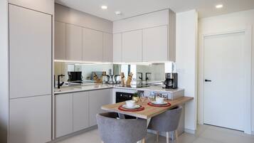 Fridge, oven, stovetop, dishwasher