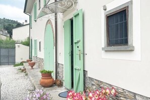 Exterior detail - Il Casale di Giovà Tuscan Farmhouse (Lucca)