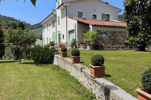 Property grounds - Il Casale di Giovà Tuscan Farmhouse (Lucca)