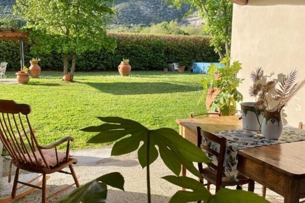 Outdoor dining - Il Casale di Giovà Tuscan Farmhouse (Lucca)