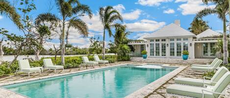 حمّام سباحة مُدفَّأ