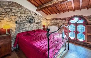 4 bedrooms, travel crib, free WiFi - Awesome home in Bibbiena with kitchen (Bibbiena)