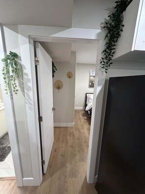 2 soverom, skrivebord, strykejern/-brett og wi-fi (inkludert)