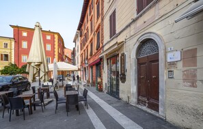 Outdoor dining - 2 bedroom gorgeous apartment in Massa (Massa)