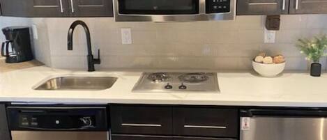 Kjøleskap og mikrobølgeovn