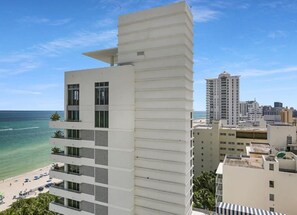 Balcony - FontaineBleau Resort Ocean plus Bay View w/ Balcony (Miami Beach)
