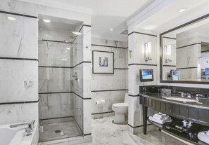 Junior Studio | Bathroom | Free toiletries, hair dryer, towels, soap