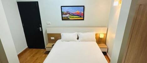 1 bedroom, desk, WiFi, bed sheets