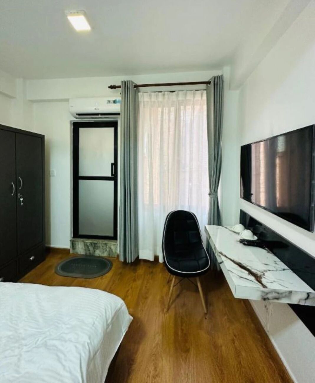 1 bedroom, desk, WiFi, bed sheets