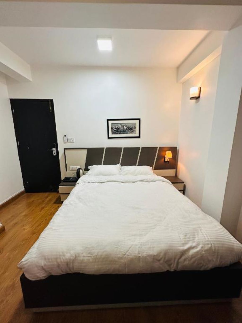 1 bedroom, desk, WiFi, bed sheets