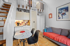 TV, stereo - Apartment 'Sea View Apartment at La Madrague' with Sea View, Private Terrace (Saint-Cyr-sur-Mer)