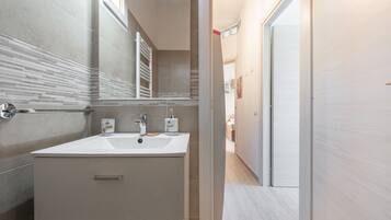 Dusche, Haartrockner, HandtĂŒcher