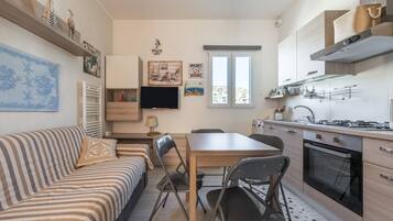 KĂŒhlschrank, Mikrowelle, Ofen, Herdplatte