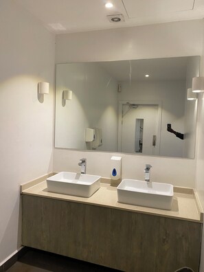 SĂšche-cheveux, serviettes fournies, savon, papier toilette