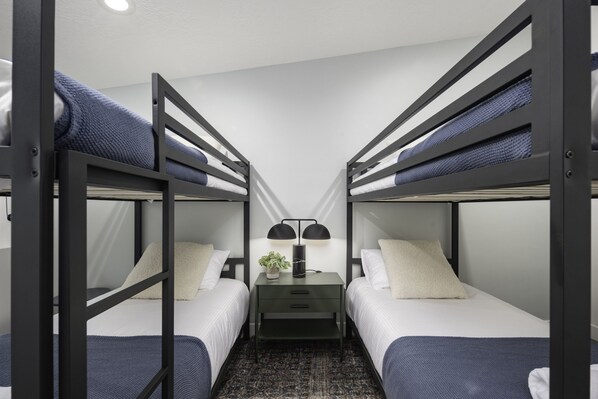 2 Schlafzimmer, Schreibtisch, Bügeleisen/Bügelbrett, Reisekinderbett