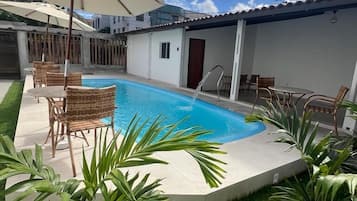 Een 32-inch ledtelevisie met kabelzenders