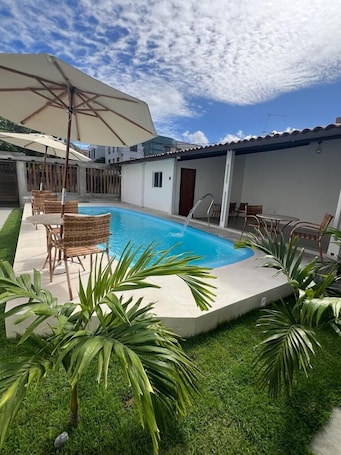 Televisión LED 32 pulgadas con canales de televisión por cable. Pousada Amoré