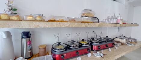 Una mesa de mármol con una variedad de alimentos y utensilios para un bufé.