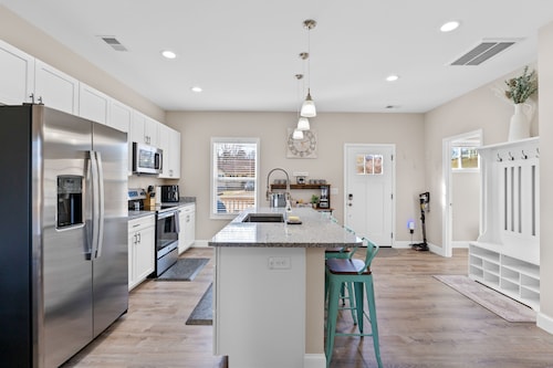 Mtn Views, 20 Mins to Asheville, 12 Mins to Skiing, Arcade Games