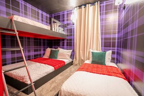 9 slaapkamers, een bureau, een strijkplank/strijkijzer, reisbedje
