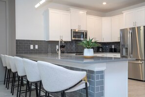 Fridge, microwave, oven, stovetop - The Ultimate 9bd Disney Getaway - Storey Lake (Kissimmee)