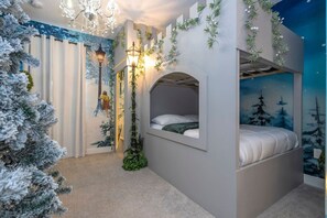 7 chambres, bureau, fer et planche à repasser, lit parapluie