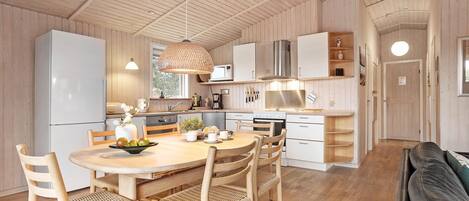 Kjøleskap, kokeplater, oppvaskmaskin og kaffetrakter/tekoker