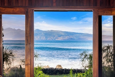 PRIVATE OCEAN FRONT ESTATE ON TURTLE COVE, NAPILI.   
MOST SPECTACULAR LOCATION
