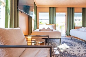 1 bedroom, desk, iron/ironing board, WiFi - 2211 · 3 Min Walk -> Beach / Heated Pool / Free Parking (Clearwater)