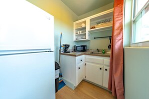 Coffee/tea maker, cookware/dishes/utensils - 2205 · Retro 1950s Bay & Pool View Oasis - Florida Charm (Clearwater)