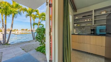 Refrigerador, microondas, cafetera y tetera y utensilios de cocina