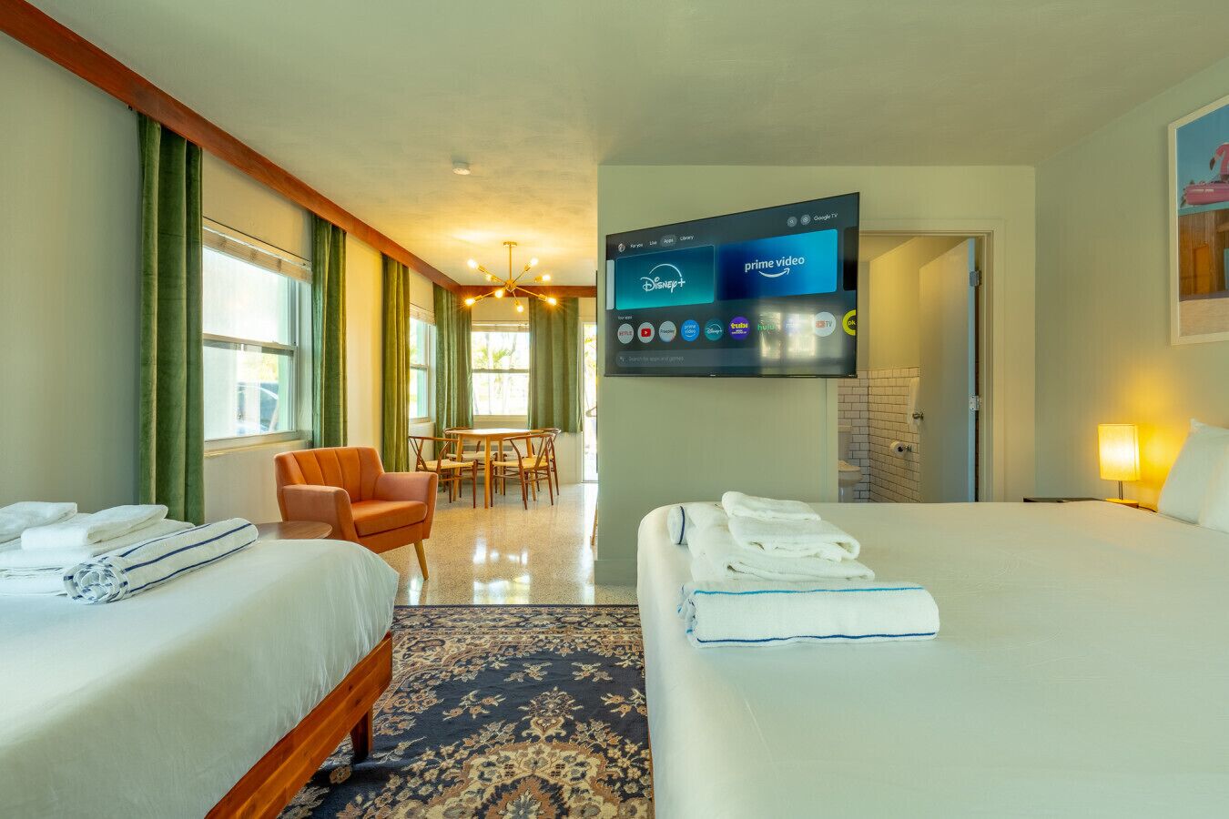 Escritorio, tabla de planchar con plancha, wifi y ropa de cama 