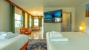 Escritorio, tabla de planchar con plancha, wifi y ropa de cama