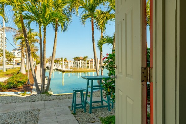 Outdoor dining - 2101 · Sunny Water-View Apartment with Terrazzo Floor (Clearwater)